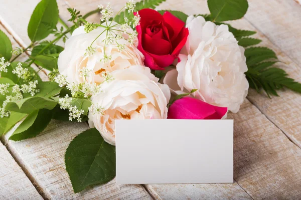 Cartolina con fiori eleganti e cartellino vuoto per il tuo testo — Foto Stock