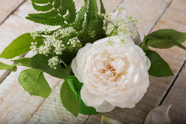 Rosa em chão de banho de madeira — Fotografia de Stock