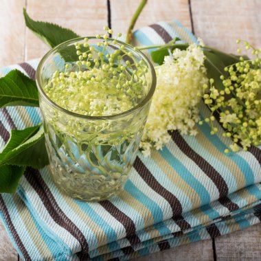 ev yapımı ferahlatıcı mürver suyu