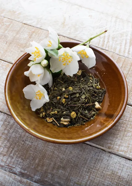Suché bylinkový čaj na desce — Stock fotografie