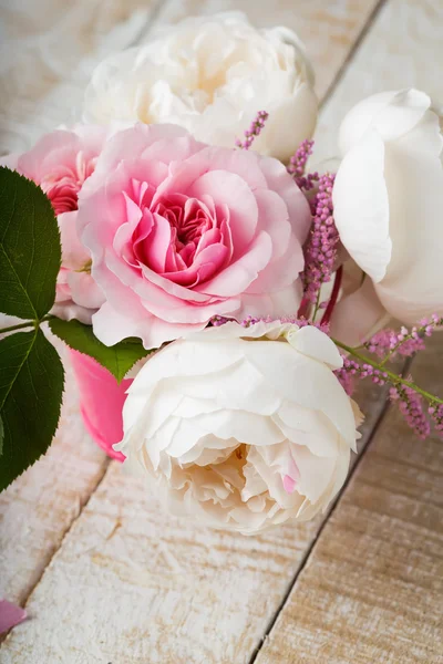 Ansichtkaart met elegante bloemen — Stockfoto