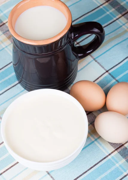 Productos lácteos: leche, crema agria, huevos . —  Fotos de Stock