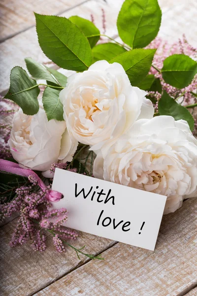 Ansichtkaart met elegante bloemen en tag met woorden met liefde — Stockfoto