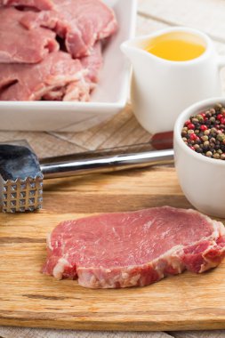 Ahşap arka planda taze çiğ et