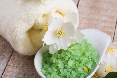 çiçek ve ahşap zemin üzerine havlu kase deniz tuzu