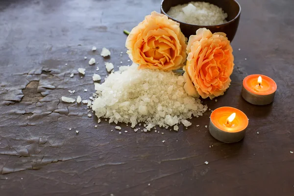 Sal marina con rosa y velas sobre fondo de madera — Foto de Stock