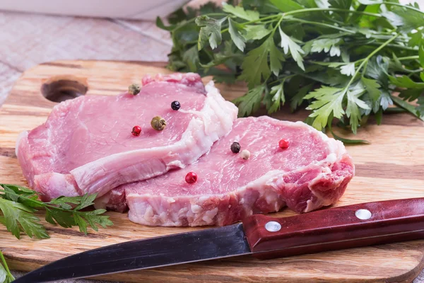 Färskt rått kött på trä bakgrund — Stockfoto