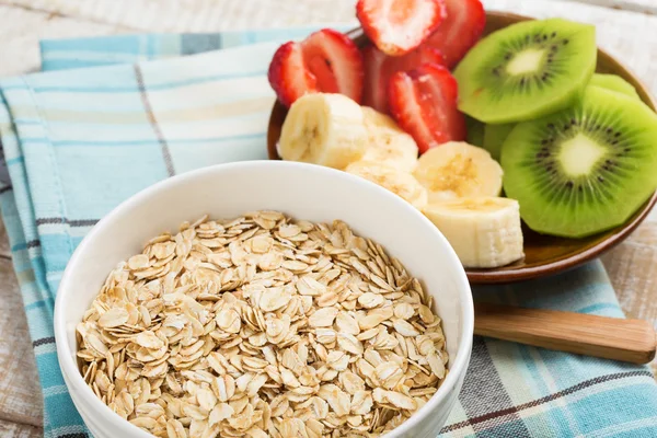 Havre flingor i skål med frukt — Stockfoto