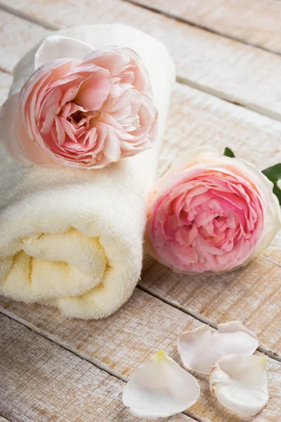 Bath towel and flowers. Spa theme. — Stock Photo, Image