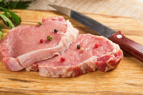 Färskt rått kött på trä bakgrund — Stockfoto