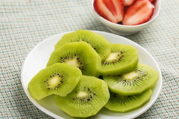 Frische Kiwi und Erdbeere — Stockfoto