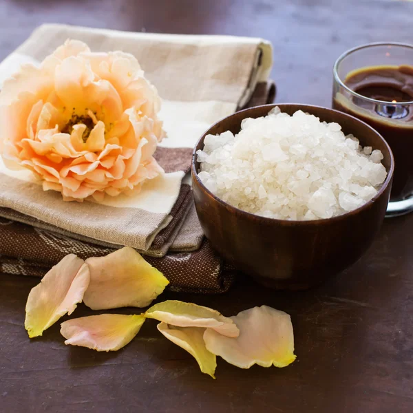 Produits de spa. Sel de mer dans un bol avec bougie et rose — Photo