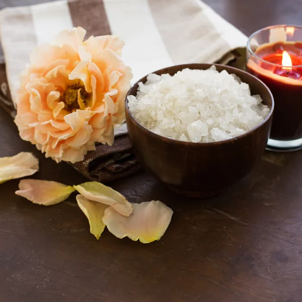 Produits de spa. Sel de mer dans un bol avec bougie et rose — Photo