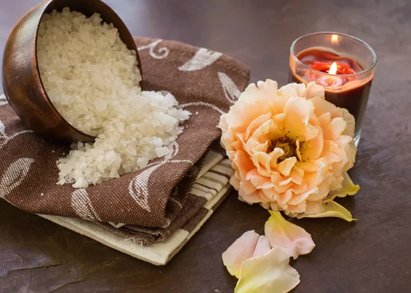Спа-продукти. Морська сіль в мисці зі свічкою і трояндою — стокове фото