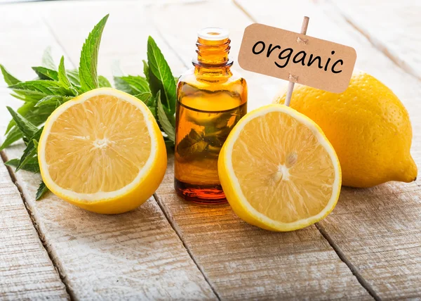 Základní aroma olej. značka s slovo organických. — Stock fotografie