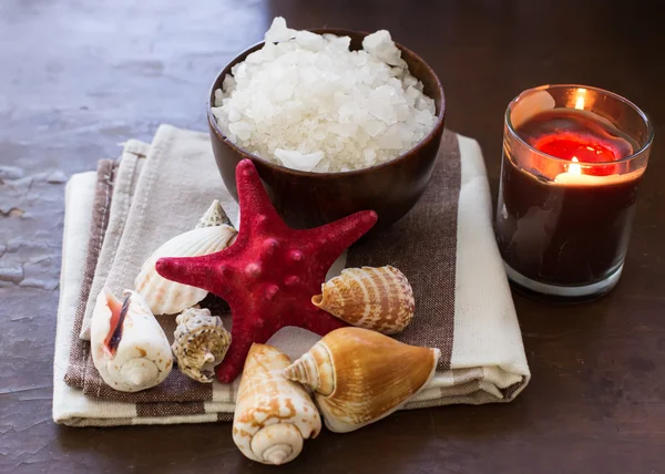 Produits de spa. Sel marin dans un bol avec bougie et coquillages — Photo