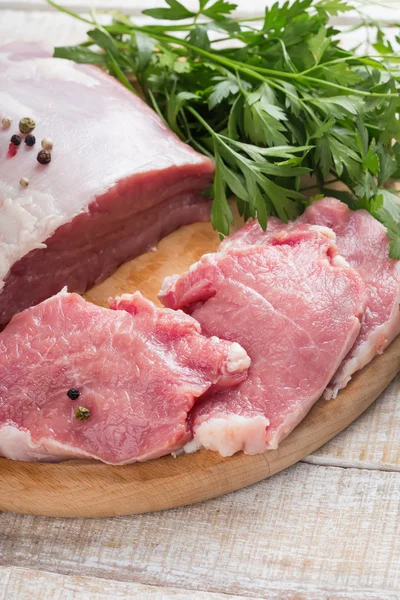 Carne crua fresca em fundo de madeira com pimenta — Fotografia de Stock