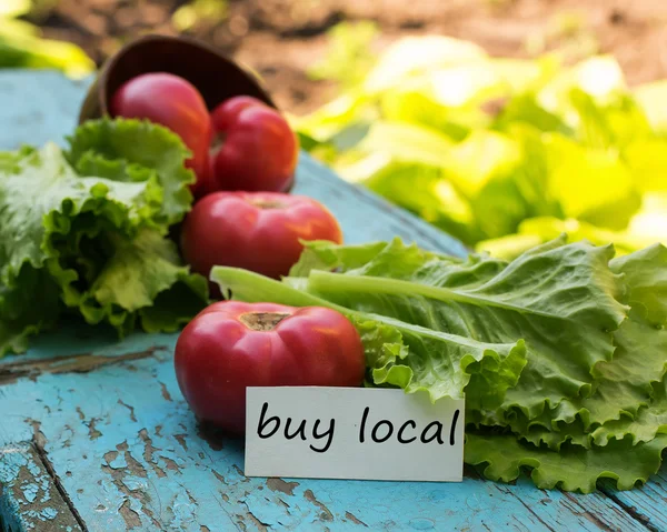 Lechuga orgánica fresca y tomates. Etiqueta con palabras comprar local . — Foto de Stock