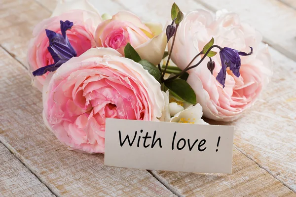 Ansichtkaart met elegante bloemen en tag — Stockfoto