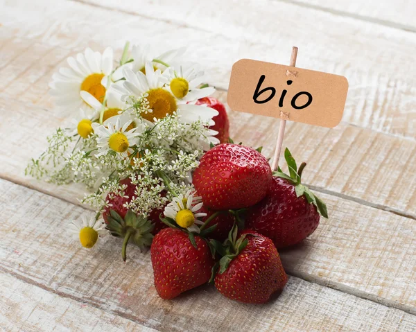 Świeże truskawki. Tag słowo bio. — Zdjęcie stockowe