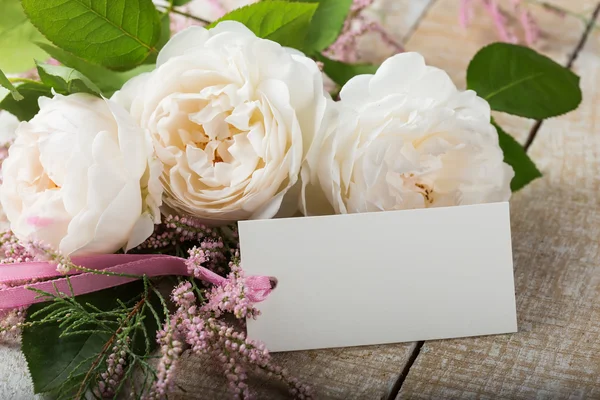 Cartão postal com flores elegantes e etiqueta vazia para o seu texto — Fotografia de Stock