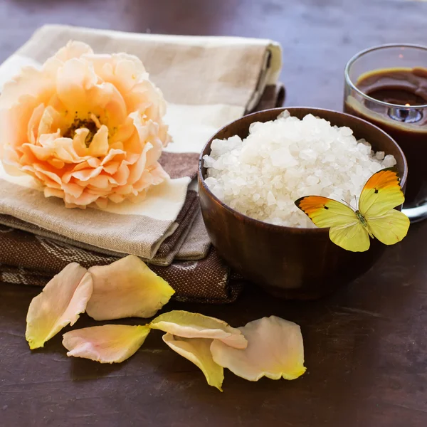 Wellness-Produkte. Meersalz in Schüssel mit Kerze und Rose — Stockfoto