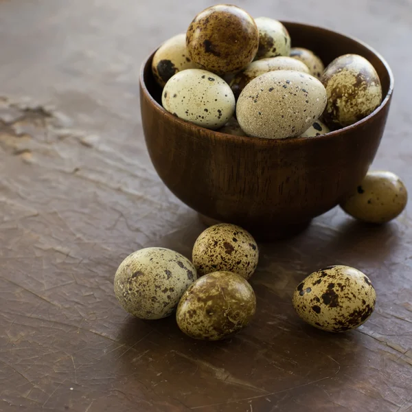 Křepelčí vejce na dřevěném pozadí — Stock fotografie