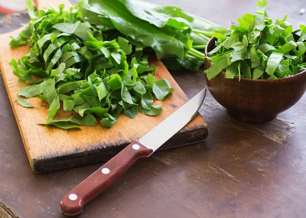 Gesneden sorrel op houten bord. — Stockfoto