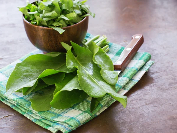 Fresh sorrel on wooden background — Stock Photo, Image