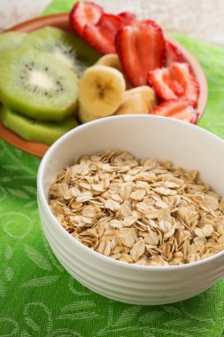 muz ve çilek ile kase yulaf gevreği