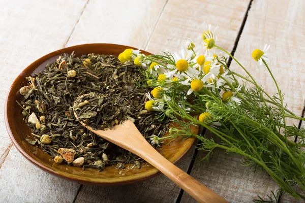 Suché bylinkový čaj na desce — Stock fotografie