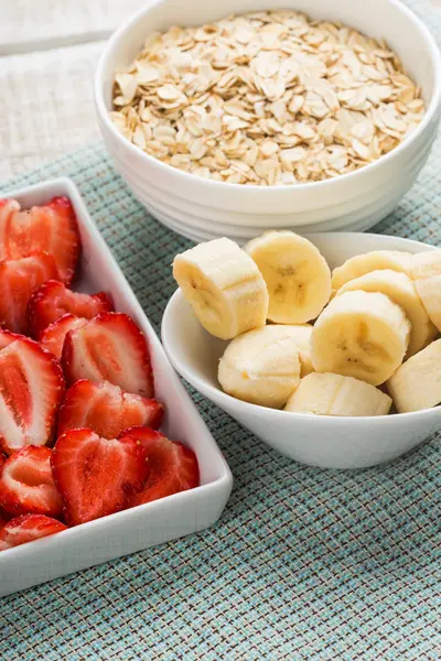 Fiocchi d'avena in ciotola con banana e fragola — Foto Stock