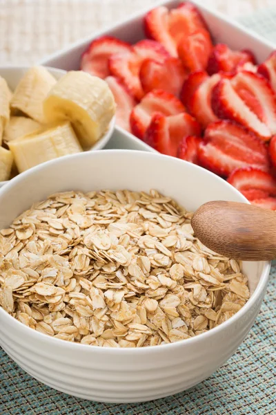 Fiocchi d'avena in ciotola con banana e fragola — Foto Stock