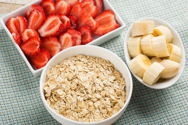 Fiocchi d'avena in ciotola con banana e fragola — Foto Stock