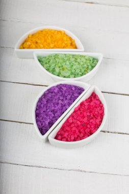 ahşap zemin üzerinde kase deniz tuzu