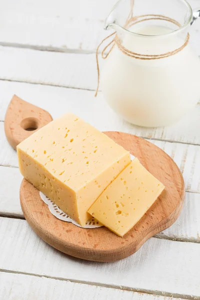 Produtos lácteos - queijo, leite . — Fotografia de Stock