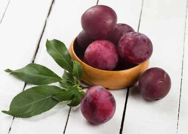 Fresh apples in bowl on table — Stock Photo, Image