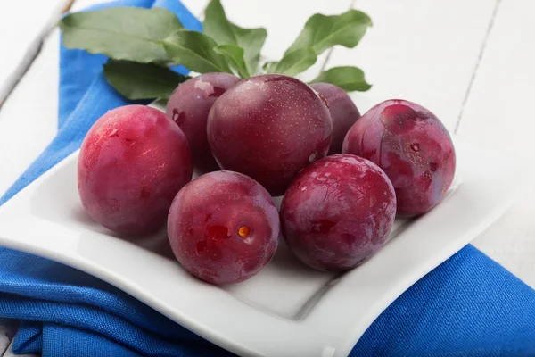 Verse pruimen in kom op tafel — Stockfoto