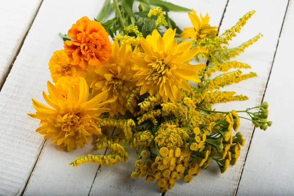 Cartão postal com flores amarelas. Tema do outono . — Fotografia de Stock