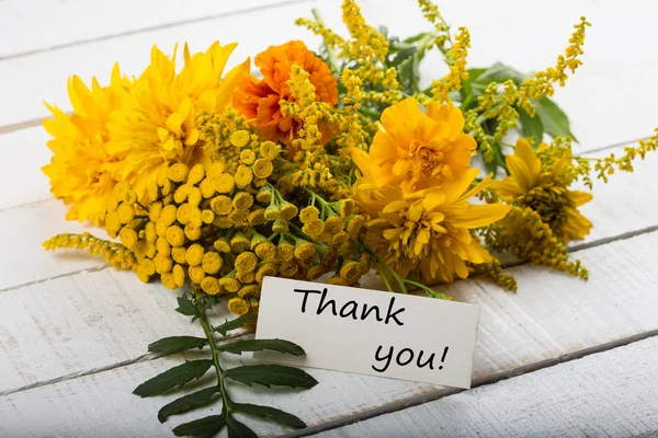 Ansichtkaart met gele bloemen. najaar thema. — Stockfoto