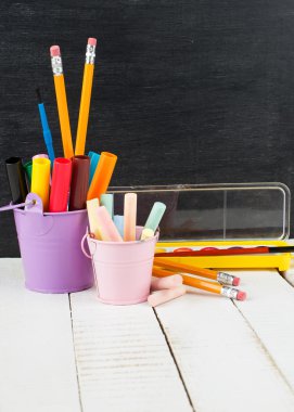 ahşap masa üstünde okul Kırtasiye. Eğitim kavramı.