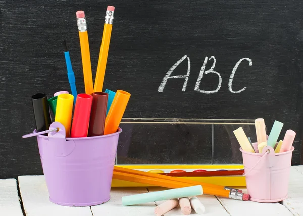 Skolan brevpapper på träbord. utbildningskoncept. — Stockfoto