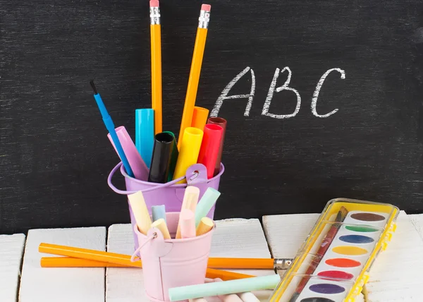 Papelaria escolar em mesa de madeira. Conceito educacional . — Fotografia de Stock