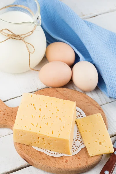 Mléčné produkty - sýry, mléko, vejce. — Stock fotografie
