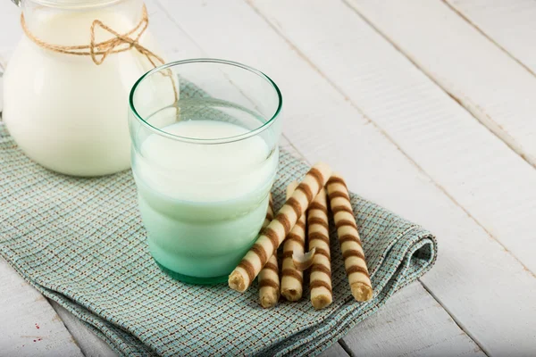 Milch im Glas — Stockfoto