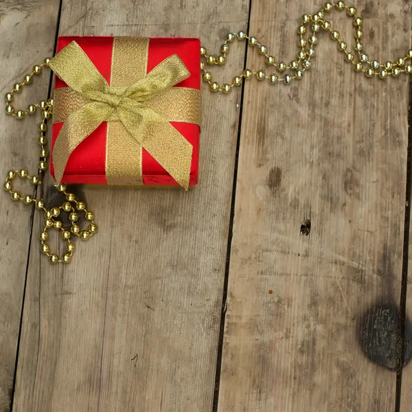 Scatola regalo festivo su sfondo di legno . — Foto Stock