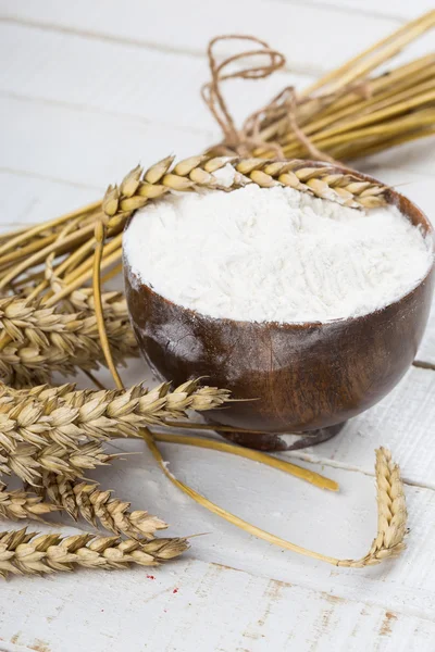 Flour in wooden bowl on table — Stock Photo, Image