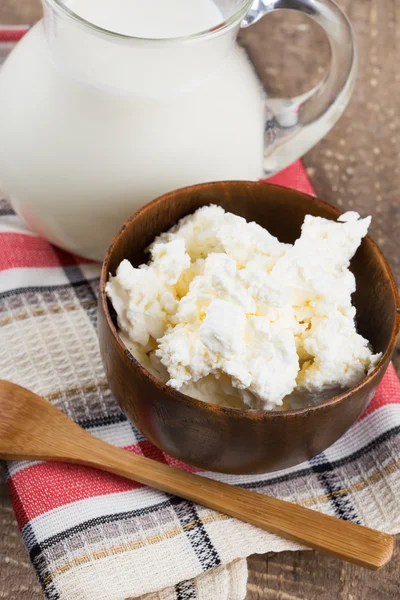 Productos lácteos - requesón, leche . — Foto de Stock