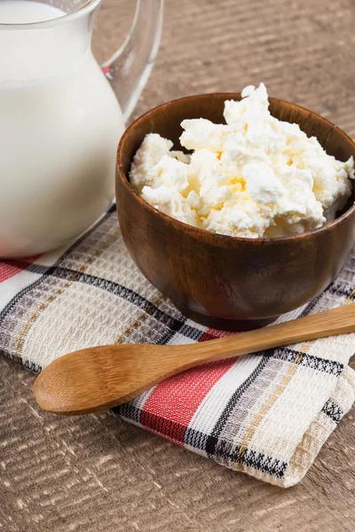 Productos lácteos - requesón, leche . — Foto de Stock