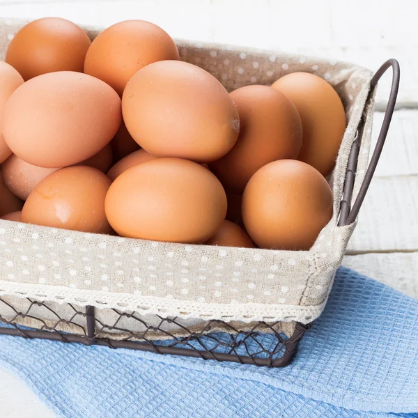 Huevos en cubo sobre fondo de madera —  Fotos de Stock